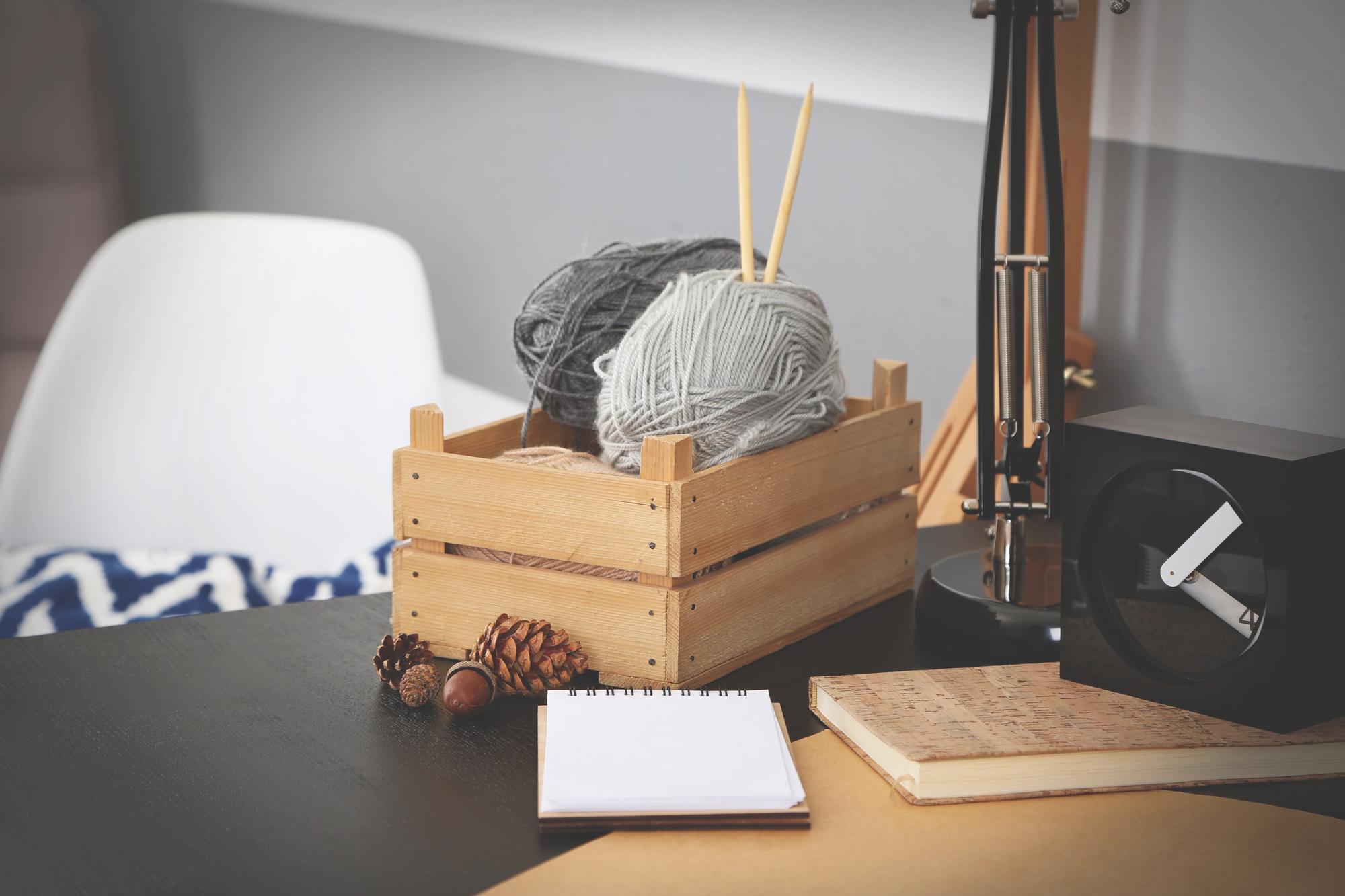 Workshop workstation with threads and hoops